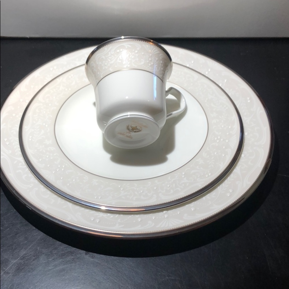 Noritake 5piece setting. Silver Palace Pattern
